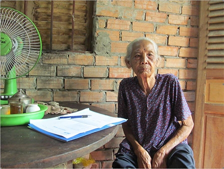 Trao tiền từ thiện