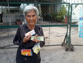 Trao tiền từ thiện