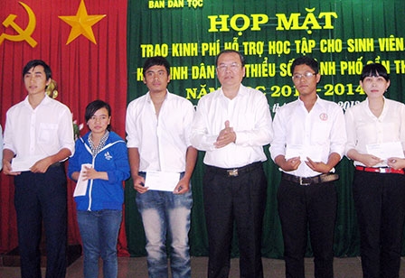 30 học sinh, sinh viên dân tộc 
thiểu số nhận kinh phí hỗ trợ học tập