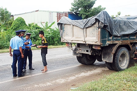 Phối hợp kiểm tra, kiên quyết xử lý xe chở quá tải trọng