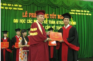 Trao bằng tốt nghiệp cho 379 sinh viên
các ngành thuộc lĩnh vực kinh tế