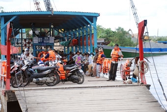 PHẤN ĐẤU TRONG NĂM 2014 XÂY DỰNG MỚI TỪ 15 ĐẾN 20 BẾN ĐÒ AN TOÀN