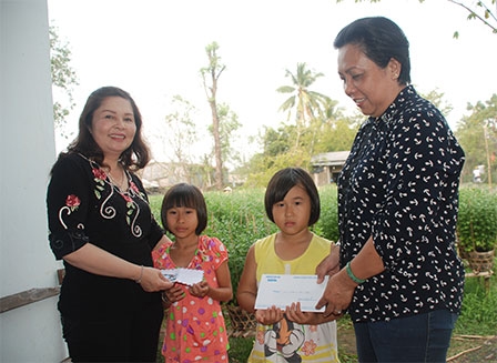 Trao tiền từ thiện