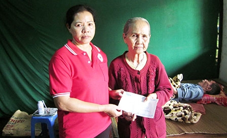 Trao tiền từ thiện