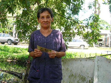 Trao tiền từ thiện