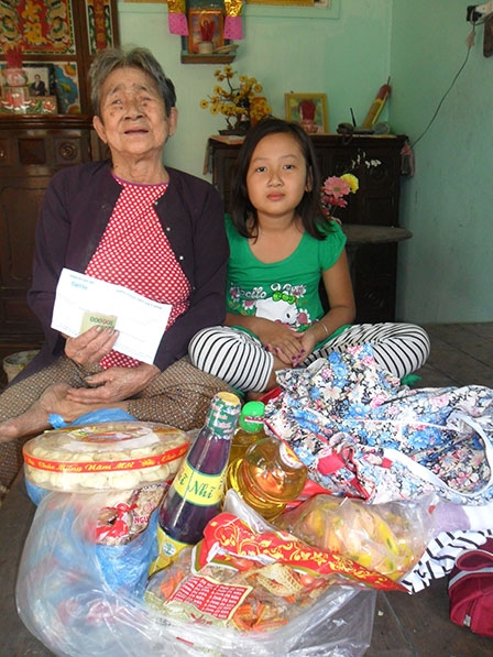 Trao tiền từ thiện