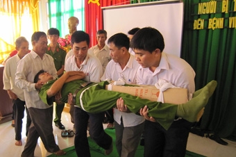 PHỐI HỢP TẬP HUẤN SƠ CẤP CỨU CHO LỰC LƯỢNG 
THỰC THI NHIỆM VỤ ĐẢM BẢO TRẬT TỰ AN TOÀN GIAO THÔNG