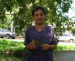 Trao tiền từ thiện
