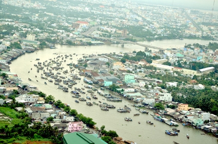 Thách thức đô thị hóa và công nghiệp hóa
nhìn từ sự phát triển của TP Cần Thơ