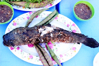 Quán thơ mộng bên sông