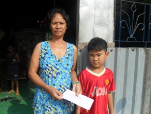 Trao tiền từ thiện