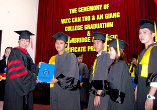 Trao bằng tốt nghiệp cho 295 sinh viên các ngành cao đẳng