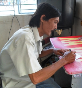 Trao tiền từ thiện