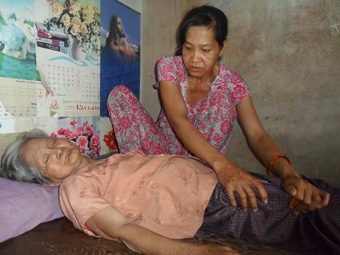 Giúp gia đình bà Lòng qua cơn hoạn nạn!