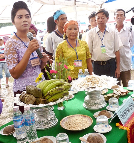Hương vị bánh tét cốm dẹp 
của người Khmer Sóc Trăng