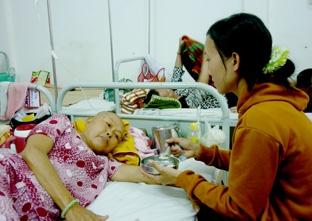Cùng giúp bà Bông chống chọi với bệnh tật
