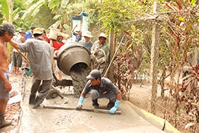Vận động nhân dân tham gia xây dựng
giao thông nông thôn