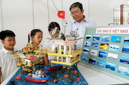 Khai mạc Hội thi "Đồ dùng học tập tự làm" cấp tiểu học