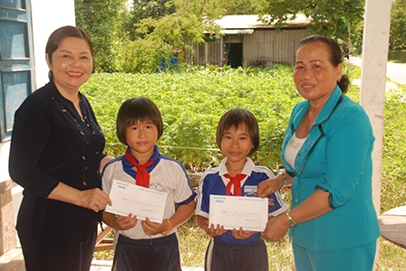 Trao tiền từ thiện