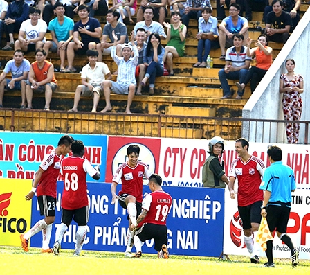 Vừa chạy vừa xếp hàng