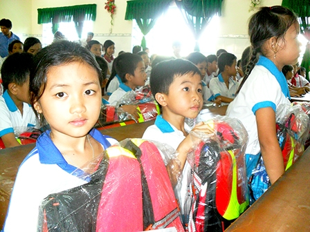 Trao phao cứu sinh, giúp học sinh an tâm qua đò, phà