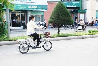 NGƯỜI DÂN ĐANG SỬ DỤNG XE MÁY ĐIỆN PHẢI LÀM THỦ TỤC ĐĂNG KÝ