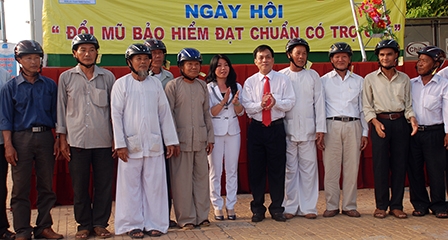 “Đổi mũ bảo hiểm đạt quy chuẩn” có trợ giá