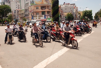Tăng cường tuần tra, kiểm soát, xử lý nghiêm 
các vi phạm khi điều khiển mô tô, xe gắn máy