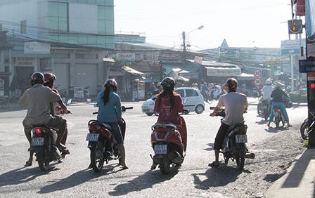 Kiểm tra, xử lý vi phạm về sản xuất, kinh doanh và sử dụng mũ không phải mũ bảo hiểm
