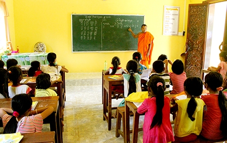 Rộn ràng lớp dạy chữ Khmer