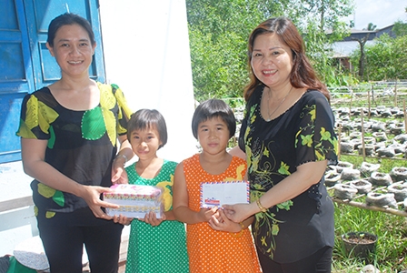 Trao tiền từ thiện