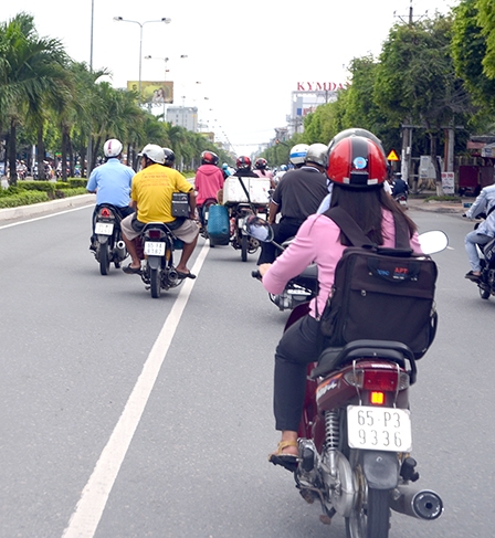 Đi sai làn đường, nguy hiểm chực chờ