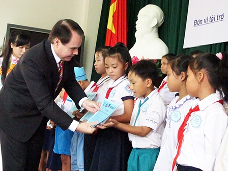 Trao 206 suất học bổng cho học sinh vượt khó, học tốt