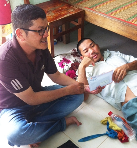 Trao tiền từ thiện
