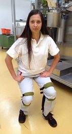 Ngồi thoải mái bằng “ghế tàng hình” Chairless Chair