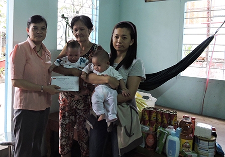 Trao tiền từ thiện