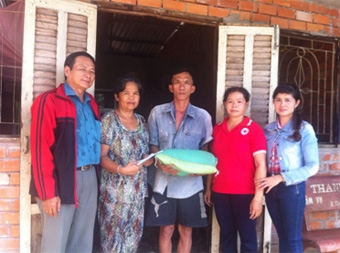 TRAO TIỀN TỪ THIỆN