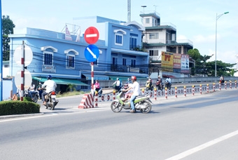 THAY TOÀN BỘ BIỂN BÁO VÀ LẮP ĐẶT BỔ SUNG DẢI PHÂN CÁCH ĐOẠN DỐC CẦU ĐẦU SẤU TRÊN ĐƯỜNG 3 THÁNG 2