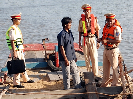 Kiên quyết xử lý các phương tiện vi phạm giao thông thủy trong mùa mưa, lũ