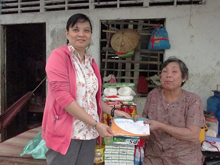 Trao tiền từ thiện