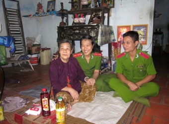 Trao tiền từ thiện