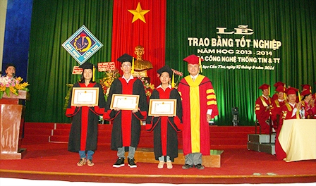 Trao bằng tốt nghiệp cho 355 sinh viên khoa công nghệ thông tin và truyền thông