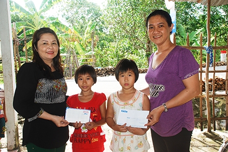 Trao tiền từ thiện