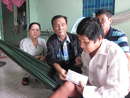 Trao tiền từ thiện