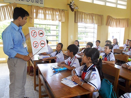 Giáo dục ý thức chấp hành pháp luật giao thông 
cho học sinh nông thôn