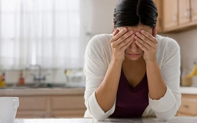 Phụ nữ hay buồn lo, ganh tị dễ mắc Alzheimer