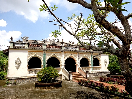 Thăm Lăng Hoàng Gia