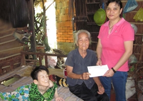 Trao tiền từ thiện