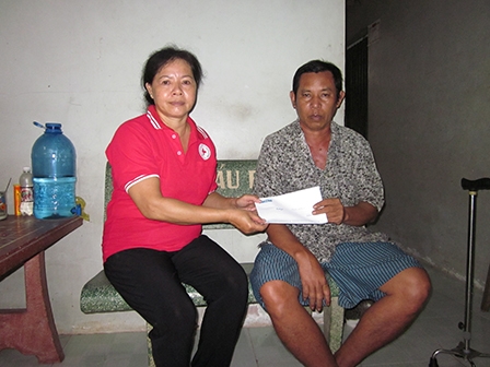 Trao tiền từ thiện