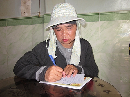 Trao tiền từ thiện